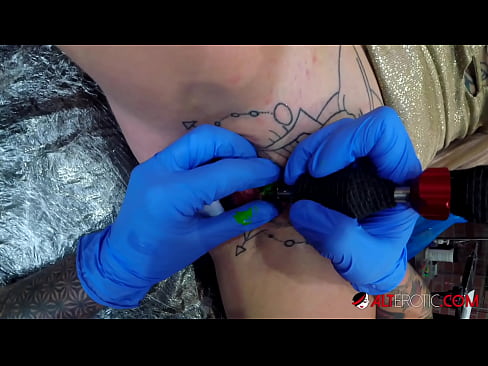 ❤️ Ekstreme tatuita varmulo Sully Savage ricevis tatuon sur sia klitoro ❤❌ Rusia porno ĉe porno eo.sexvideosex.top ️❤